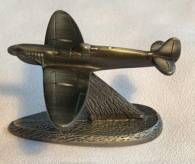 Spitfire samolot na statywie podstawie